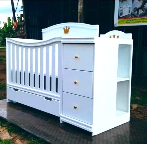 Luxury carving baby crib